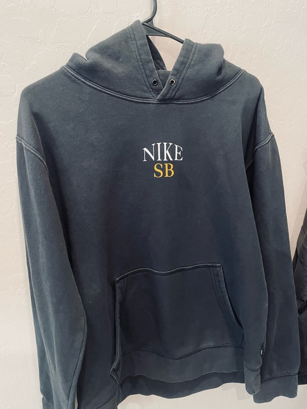 Nike SB men’s SMALL Black Pullover Hoodie with Gold Accent